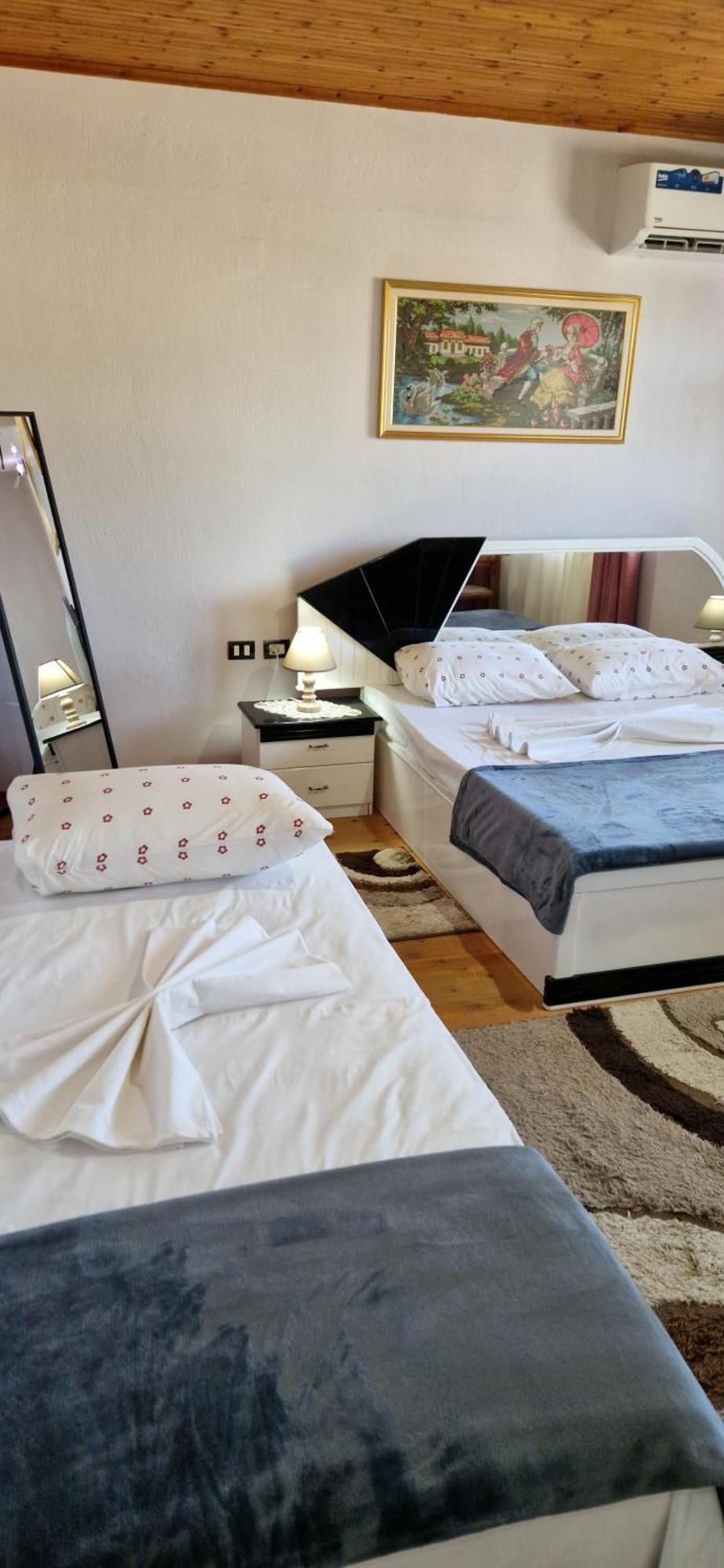 Shena Guest House จีโรคาสเตอร์ ภายนอก รูปภาพ