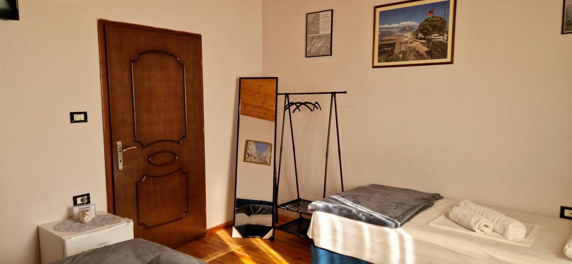 Shena Guest House จีโรคาสเตอร์ ภายนอก รูปภาพ