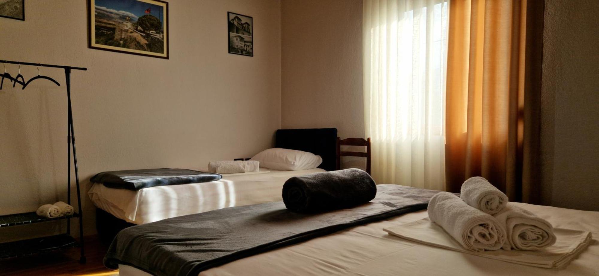 Shena Guest House จีโรคาสเตอร์ ภายนอก รูปภาพ